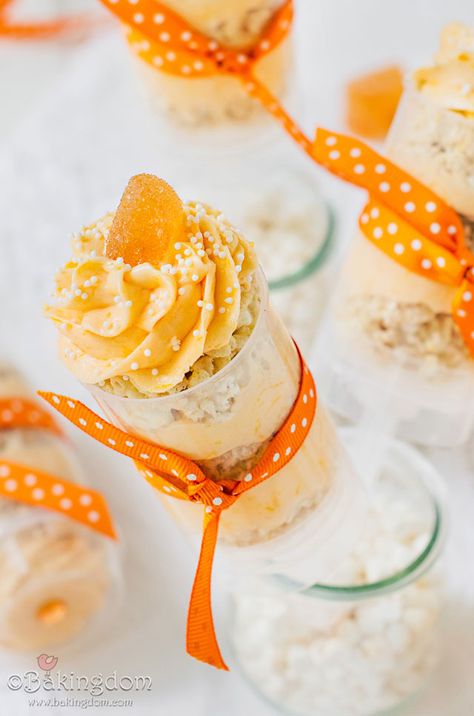 Orange Creamsicle Rice Krispy Push Ups by ©Bakingdom {Guest post on Glorious Treats} Rice Krispies Recipe, Cake Push Pops, Push Up Pops, Orange Buttercream, Orange Dreamsicle, Flavored Rice, Krispy Treats, Cereal Treats, Push Pop