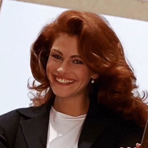 taking you back in time 🍒💫 on Instagram: “Julia Roberts in Pretty Woman (1990) 🍒💫 - #90s #juliaroberts #prettywoman” Julia Roberts Style 90s Pretty Woman, Carrie Bradshaw Hair, Julia Roberts Hair, Julia Roberts Style, Ginger Hair Dyed, Dark Red Hair, Blowout Hair, Hair Color For Women, Auburn Hair