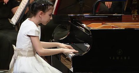 10-Year-Old Prodigy Stuns Audience With Her Piano Performance At Competition Child Prodigy Aesthetic, Piano Motivation, Piano Competition, Piano Performance, Child Prodigy, Piano Recital, Play The Piano, Sunroom Ideas, Grand Piano