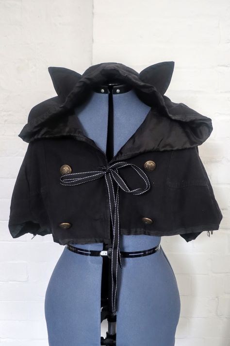 Cat Cape  •  Free tutorial with pictures on how to make a capelet in under 120 minutes Dressmaking Tutorials, Noir Outfit, Sewing Upcycle, Dress Making Tutorial, Style Development, Make A Tie, Upcycle Sewing, Diy Stuff, Drawing Clothes