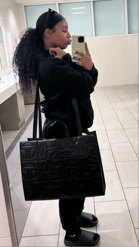 Telfar X Moose Knuckles Bag Outfit, Moose Knuckles Telfar Bag, Telfar Moose Knuckles, Telfar Bags Large, Telfar Large Bag, Tote Bag Outfit Black Women, Large Telfar Bag Outfit, Black Telfar Bag Outfit, Moose Knuckles Woman Outfit