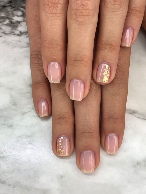 Nails With Gold Flakes Short, Fall Nails With Gold Flakes, Nails Gold Flakes, Gold Flake Nails, Gold Nails Prom, Nails With Gold Flakes, Gel Nails Short, Gel Nail Light, Nails With Gold