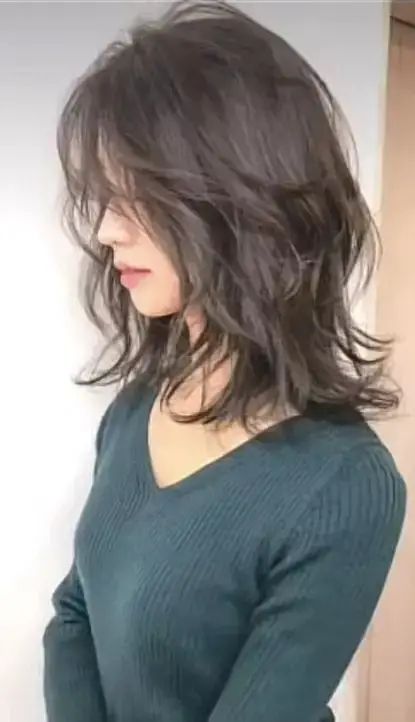 Korean Wolf Cut: 25 Styles to Elevate Your Hair Game Hair Inspiration Short, Hairstyles For Layered Hair, Long Dark Hair, Wolf Cut, Hair Stylies, Haircuts For Medium Hair, Haircuts Straight Hair, Short Hair Haircuts, Cut My Hair