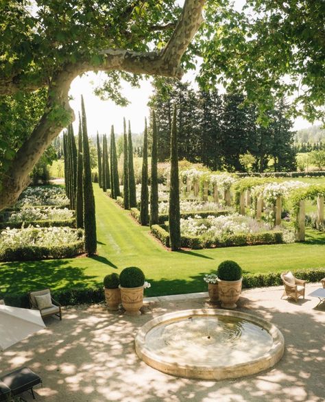 Weekday Wanderlust: Dreams of Provence in Inspiration Photos Formal Gardens, Decor Minimalist, Shade Garden, Nature Aesthetic, Design Case, Dream Garden, Dream Home Design, Garden Inspiration, Outdoor Garden