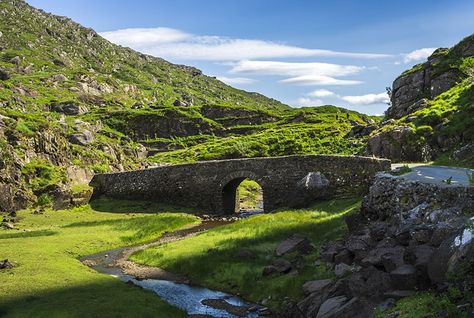 Can You Drive the Gap of Dunloe? | Independent Travels Far and Wide Gap Of Dunloe Ireland, Ireland Roadtrip, Ireland 2023, Gap Of Dunloe, Europe Adventure, Backpacking Ireland, Ross Castle, Ireland Hotels, Drive A Car