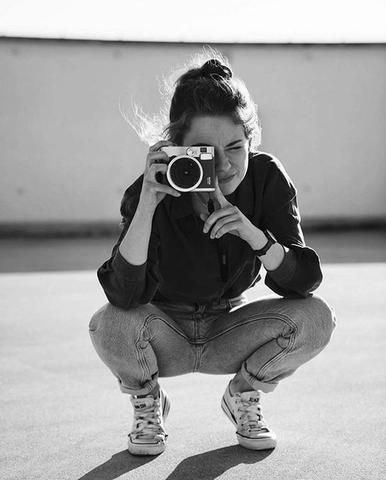 Photographer Self Portrait, Girls With Cameras, Self Portrait Photography, Photographer Headshots, Female Photographers, Photographer Branding, Artist Gallery, Branding Photoshoot, Branding Photos