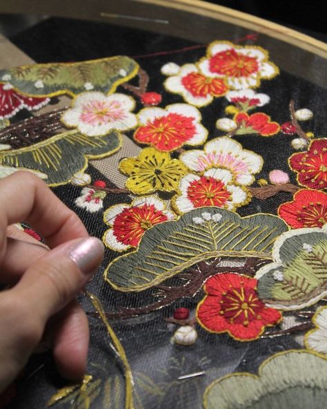 Stunning Embroidery Designs Are Stitched on Tulle To Make It Look Like They’re Floating in Mid-Air Russian Embroidery, Tulle Embroidery, Embroidery Tutorial, Japanese Embroidery, 자수 디자인, Silk Ribbon Embroidery, Sewing Embroidery Designs, Hand Embroidery Art, Crewel Embroidery