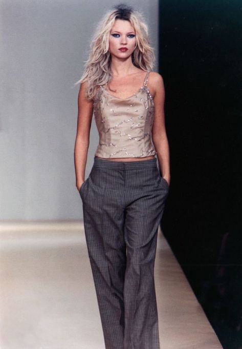 Kate Moss Runway, Kate Moss Outfit, Martine Sitbon, Kate Moss Style, Mode Editorials, 90s Runway Fashion, 90s Models, Kate Moss, Runway Models