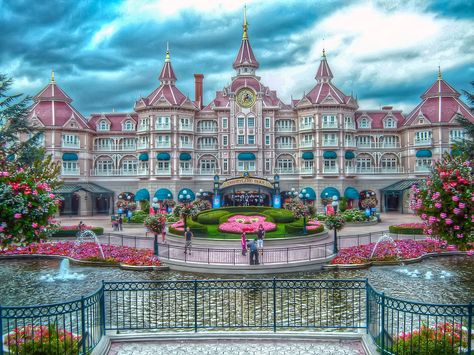 Disneyland Paris Hotel! Booked and set to go, can't wait! :) Hotel Disney, Disneyland Hotel Paris, Paris Tumblr, Chateau Disney, Paris France Photos, Disneyland World, Disneyland (paris), Disney Paris, Disneyland Hotel