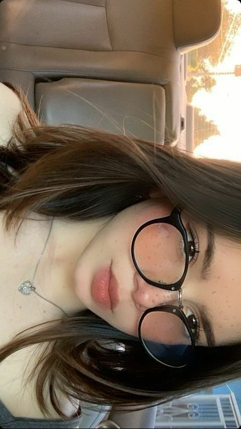 Glasses Inspiration, Self Portrait Poses, Foto Poses, Selfie Ideas Instagram, Foto Ideas Instagram, Girls With Glasses, Popular Colors, Poses For Photos, Instagram Photo Inspiration