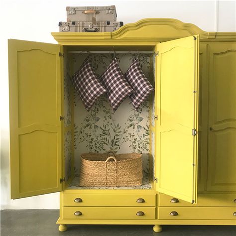 50 muebles pintados a la tiza que te dejarán sin palabras Salvaged Furniture, Yellow Furniture, Wall Painting Techniques, Refinishing Furniture Diy, Furniture Makeovers, Painting Wallpaper, Furniture Makeover Diy, Diy Home Decor Projects, Colorful Furniture