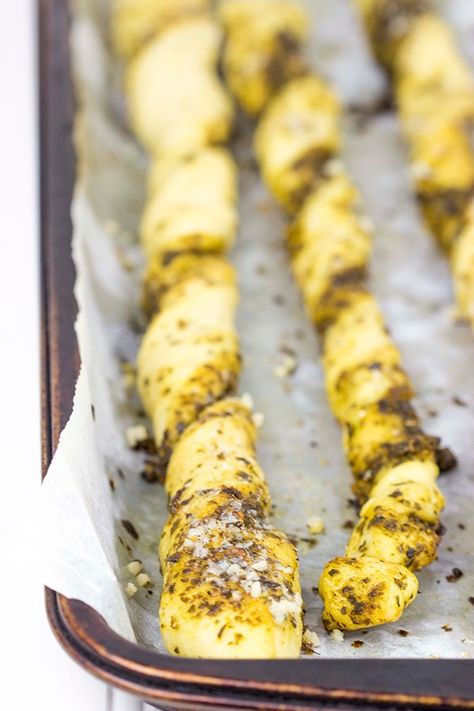 These Garlic Pesto Breadsticks are a fun and tasty snack...perfect for football games on cold winter weekends! Pesto Breadsticks, Jello Pudding Pops, Garlic Monkey Bread, Garlic Pesto, Football Snacks, Game Day Appetizers, Pesto Recipe, Entertaining Recipes, Football Food