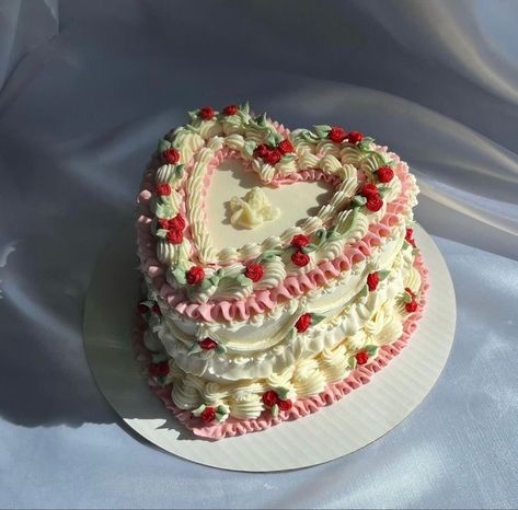 Mm Cake, Bolo Vintage, Vintage Birthday Cakes, Pretty Dessert, Cute Baking, Creative Birthday Cakes, Valentine Cake, Simple Birthday Cake, Fake Cake