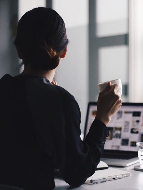 Business Photoshoot, Branding Photoshoot Inspiration, Business Portrait, Coffee Photography, Branding Photoshoot, Jolie Photo, A Desk, 인물 사진, Photoshoot Inspiration