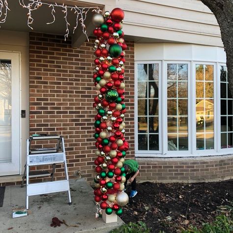 Ornament Doorway Arch, Chicken Wire Ornament Arch, Diy Ornament Arch, How To Decorate Columns For Christmas, Ornament Archway Diy, Ornament Arch Diy, Christmas Columns Outdoor, Christmas Ornament Arch, Ornament Archway