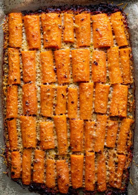 Crispy Parmesan Carrots, Baked Carrots Recipe, Parmesan Carrots, Carrot Recipes Side Dishes, Delicious Salad Recipes, Carrot Dishes, Carrots Side Dish, Homestead Recipes, Carrot Chips