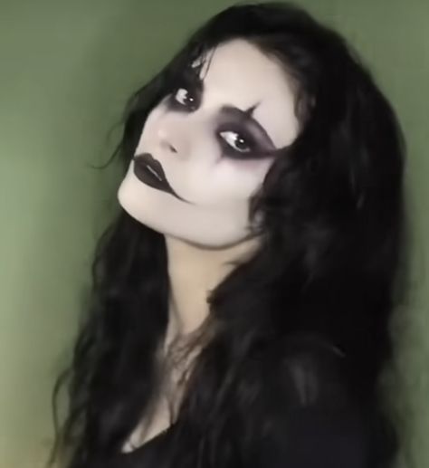 The Crow Inspired Makeup, Female Crow Costume, The Crow Cosplay Female, The Crow Costume Female, The Crow Makeup For Women, The Crow Female, The Crow Makeup, Crow Makeup, Black Cat Halloween Costume