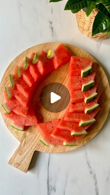 How To Cut Honeydew Melon, How To Cut A Watermelon, Cut Watermelon Easy, Fruit Salad Decoration, Salad Decoration Ideas, Birthday 10, Brunch Decor, Cut Watermelon, Strawberry Mint