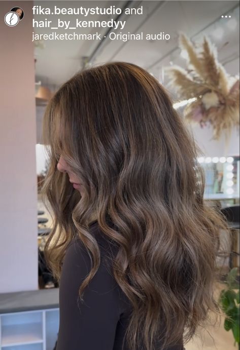 Light Medium Brown Hair With Highlights, Brunette Hair With Beige Highlights, Root Melt Brown To Blonde, Milky Brunette Hair, Slight Balayage On Brown Hair, Dark Brown Hair Balayage Pale Skin, Highlights For Green Eyes, Dark Hair With Minimal Highlights, Cool Toned Brunette Highlights