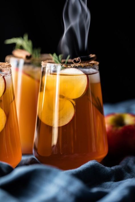 Spiked Cider Recipes, Cointreau Cocktail, Spiked Cider, Cocktail Margarita, Holiday Entertaining Food, Mezcal Cocktails, Cider Cocktails, Seasonal Cocktail, Cider Recipe