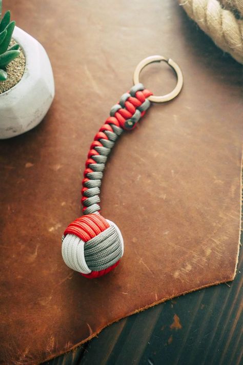 Paracord Volleyball Keychain Diy, Paracord Gift Ideas, Volleyball Keychain Diy, Paracord Keychain Diy, Monkeys Fist Knot, Monkey Fist Keychain, Paracord Monkeyfist, Volleyball Keychain, Paracord Bracelet Designs