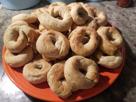 Pepper Biscuits Italian, Pepper Cookies Italian, Italian Pepper Cookies, Italian Taralli, Wine Biscuits, Pepper Biscuits, Cookie Recipes Chocolate, Freezable Cookies, Recipes Biscuits