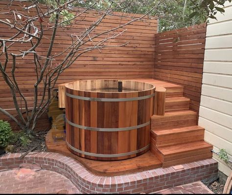 Cedar Hot Tub Ideas Backyard, Cedar Hot Tub Deck, Corner Hot Tub Ideas Backyard, Cedar Hot Tub Landscaping, Small Outdoor Jacuzzi Ideas, Hot Tub Sauna Combo, Outdoor Hot Tub Ideas Small Backyards, Backyard Bathtub, Spa Pergola