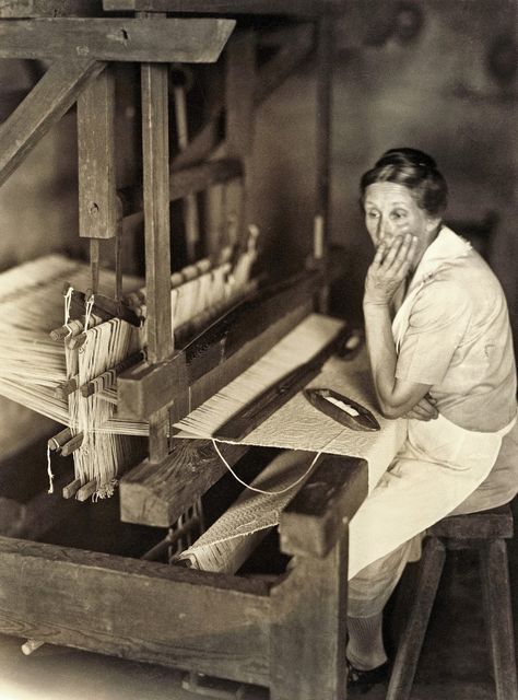 Miss Roselie Pless | Russelville, Tennessee, U.S.A. | c. 1928–'34 | Doris Ullman: photographer People's Court, Robert Doisneau, Romy Schneider, Weaving Textiles, Weaving Projects, Photo Vintage, Spinning Wheel, Weaving Art, Antique Photos