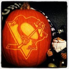 Let's Go Pens!!!  http://blackngoldnat.blogspot.com/ Hockey Pumpkin Carving, Hockey Pumpkin, Hockey Halloween, Pumpkin Carving Party, Pumpkin Carving Ideas, Pumpkin Designs, Halloween Pumpkin Designs, Pittsburgh Sports, Pittsburgh Penguins Hockey