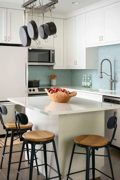 Tiny Condo Kitchen Makeover Ideas & Inspiration - PICTURES and Decor Tips Tiny Kitchen Makeover, Condo Kitchens, Tiny Condo, Small Condo Kitchen, Tiny Kitchens, Kitchen Makeover Ideas, Small Condo, Small Kitchen Layouts, Kitchen Layouts