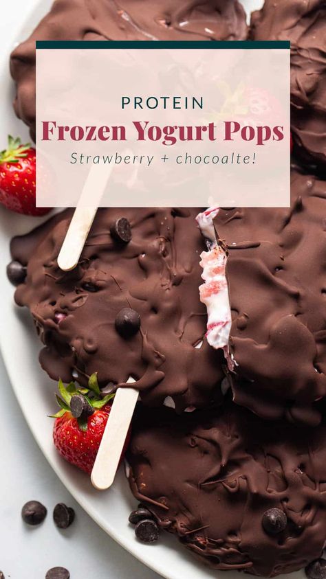 Chocolate Strawberry Frozen Yogurt Bars - Fit Foodie Finds Frozen Strawberry Bars, Diy Yasso Bars, Yasso Bars Recipe, Creamy Frozen Yogurt, Diy Frozen Yogurt, Greek Yogurt Bars, Strawberry Greek Yogurt, Yogurt Desserts, Frozen Yogurt Pops