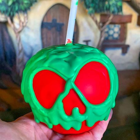 ＦｏｏｄＡｔＤｉｓｎｅｙｌａｎｄ on Instagram: “Poison Skull Apple from the Disneyland Resort candy kitchens! 📸: @apdisneymomma ▪︎ $11.99 AP discount available ☠❤ ▪︎ "Dip the apple in the…” Apple Skull, Skull Apple, Witch Mountain, Snow White Poison Apple, Apple Martini, Poison Apple, Poison Apples, Candy Apple, Cute Desserts