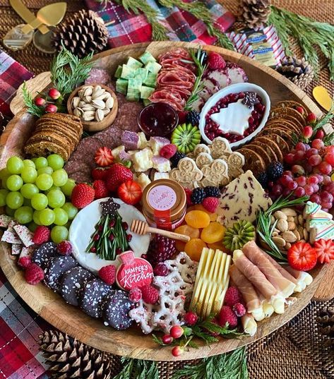 Charcuterie Lunch, Christmas Meat, Hosting Party, Christmas Cheese Boards, Holiday Cheese, Christmas Cheese, Christmas Platter, Elegant Appetizers, Xmas Dinner