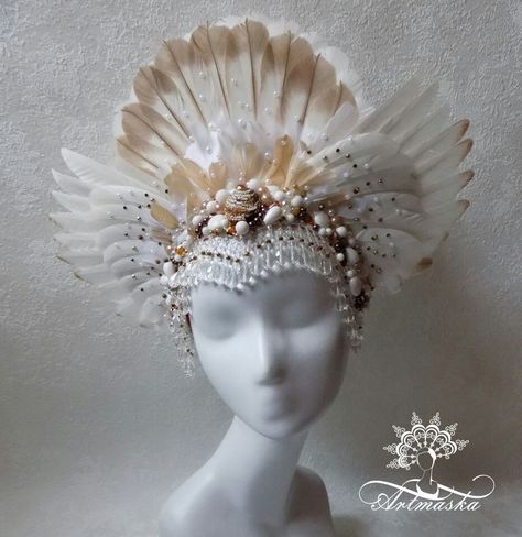 Avant Garde Jewelry, Star Wars Fashion, Crazy Hats, Headpiece Jewelry, Queen Costume, Feather Headdress, Hair Adornments, Unique Hats, Tissue Paper Flowers