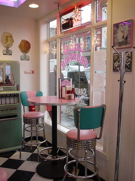 High Table And Chairs, Diner Aesthetic, Vitrine Design, Casa Retro, Vintage Diner, Retro Diner, American Diner, Casa Vintage, Deco Retro