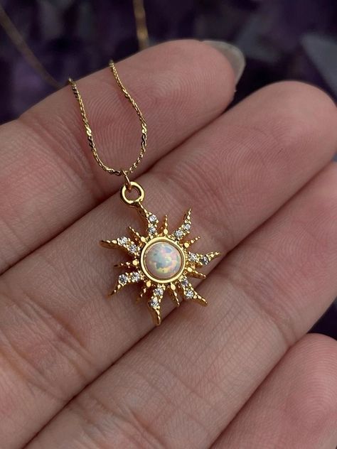 قلادات متدلية, Pretty Jewelry Necklaces, Sun Necklace, Jewelry Accessories Ideas, Classy Jewelry, Jewelry Lookbook, Necklace Necklace, Fancy Jewelry, Necklace Size