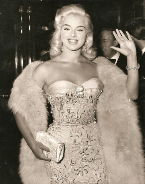 Diana Dors, 1950s Rockabilly Baby, Diana Dors, Vintage Icons, British Actresses, Old Hollywood Glamour, Vintage Glamour, Vintage Hollywood, Mermaid Dress, Awards Ceremony