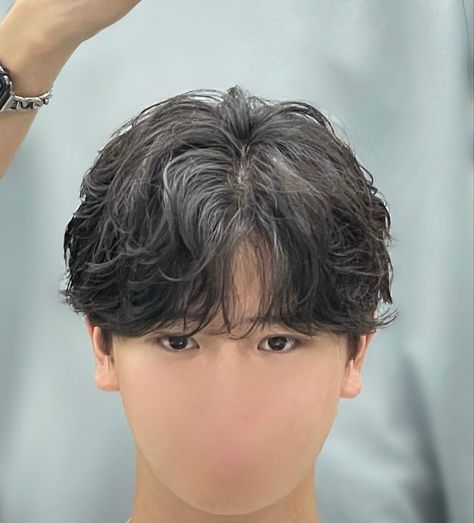 Perm For Straight Hair Men, Messy Korean Hair Men, Mexican Fluffy Hair, Asian Haircut Wavy, Kpop Middle Part Hair Men, Two Block Haircut Wavy Hair, Men’s Hair Styles Bangs, Light Perm Men Wavy Asian, Asian Perm Men Middle Part