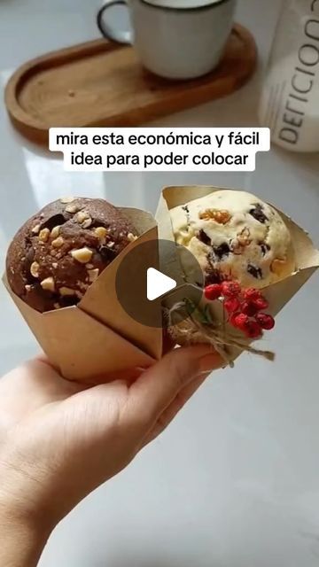 Repostería Pro/ Recetas/ Postres on Instagram: "Idea fácil y económica para empacar galletitas 🍪🎄 Puedes hacerla del tamaño que necesites 😉 DESCARGA MI PLANTILLA DE COSTOS AUTOMATIZADA EN EL LINK DE MI PERFIL 🔗🎁😱 #cookies #reposteriaartesanal #pasteles #galletascreativas #usa #mexico #españa #europa #cakeboss" Diy Cookie Packaging, Frosting Cupcakes, Baking Packaging, Best Wraps, Cookie Packaging, Cake Boss, Sleeve Packaging, Baked Goods, Nom Nom