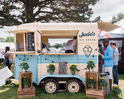 Horse Trailer Ice Cream Truck, Ice Cream Horse Trailer, Ice Cream Trailer Ideas, Traveling Bookstore, Food Truck Coffee Shop, Truck Coffee Shop, Ice Cream Trailer, Trailer Mobile Bar, Vending Cart