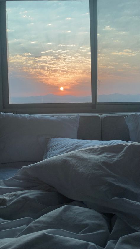 Sunrise aesthetic room Winter Sunrise Aesthetic, Soft Morning Aesthetic, Morning Aesthetic Sunrise, Morning Shots, Liquid Iv, Sunrise Pics, Serene Aesthetic, Winter Arc, Good Morning Gorgeous