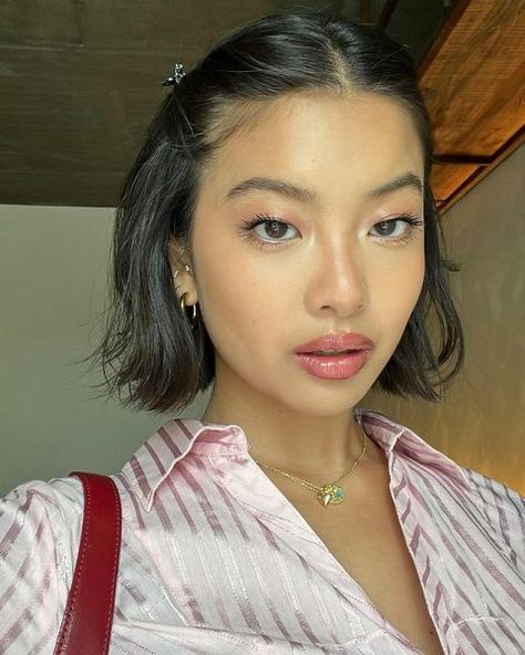 The clean makeup look has been one of the hottest trends to come out of TikTok in 2022. But it has to be said: many of those who participated — the ‘inspo’ for it even — are blonde and blue-eyed. So I’m sure you’ve been wondering about the clean makeup look on Asian features too.… The Clean Makeup Look, Steph Hui, Asian Features, Asian Eyebrows, May Dump, Clean Makeup Look, Petite Blonde, Eyebrow Trends, Brow Mascara