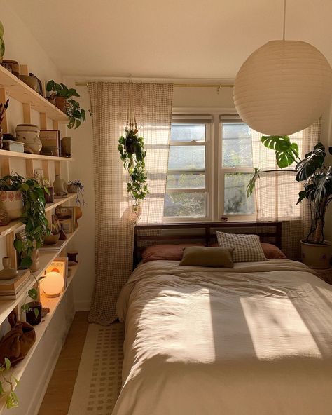 Bedroom Aesthetic Storage, Clean Aesthetic Room Decor, Plant Inspo Bedroom, Cozy Functional Bedroom, Room Plants Bedroom, Styling Bedroom Ideas, Clean Cozy Bedroom Aesthetic, Plant Room Bedrooms, Bedroom Ideas Clean