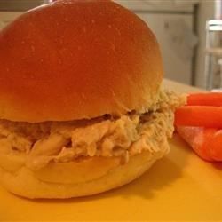 Shredded chicken meat is heated up with condensed cream of mushroom soup and crushed butter crackers, and served hot on a bun. Sandwich Buns, Shredded Chicken Sandwiches, Sandwich Vegetarian, Hot Chicken Sandwiches, Chicken Sandwich Recipes, Chicken Sandwiches, Hot Sandwich, Stuffing Mix, Cooked Chicken