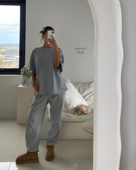 Chill Outfits Home, Leisure Wear Aesthetic, Cute Lounge Outfits Winter, Cold Lazy Day Outfit, Cozy Winter Outfits Lazy Days, Postpartum Outfits, Athleisure Mom, Postpartum Fashion, Class Outfits