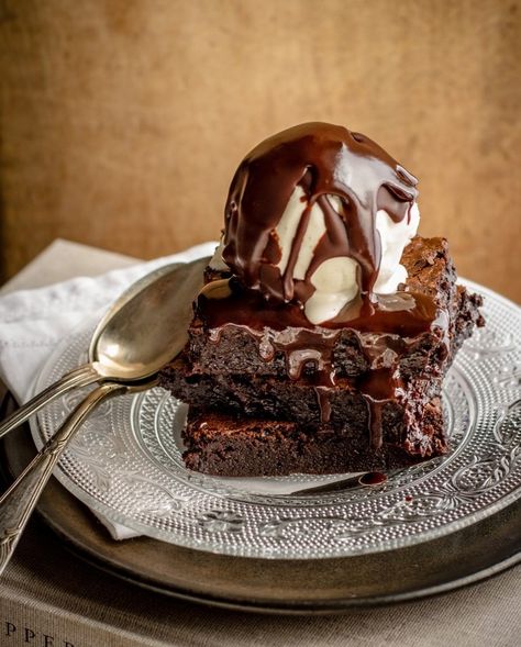 rich chocolate brownie + chocolate ice cream Best Chocolate Brownie Recipe, Brownie Sundae, Brownie Ice Cream, Brownies Recipe Easy, Best Chocolate, Chocolate Brownies, Brownie Recipes, Chocolate Desserts, Yummy Food Dessert