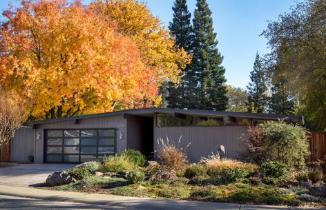 Mid Century Modern Garage, Midcentury Modern Front Door, Mid Century Garage, Sparks Design, Charcoal House, Learn Interior Design, Modern Garage Doors, Mid Century Exterior, Glass Garage Door