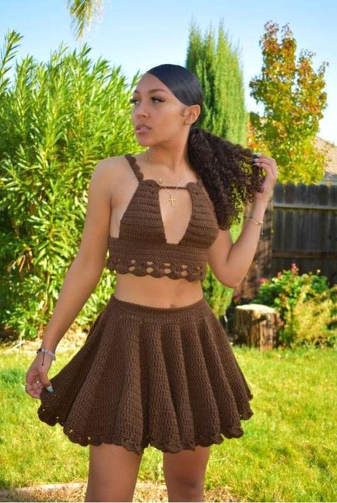 Pola Top, Crochet Skirt Outfit, Skirts Design, Crochet Two Piece, Crochet Dress Pattern Free, Crochet Skirt Pattern, Crochet Crop Top Pattern, Crochet Knit Stitches, Mode Crochet