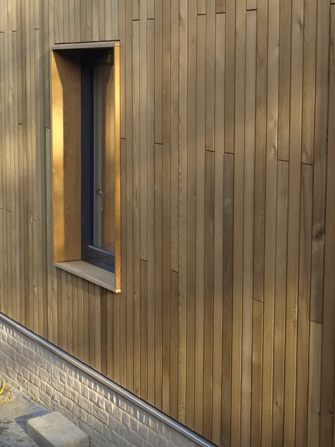 vertical with matching random joints+waterproofed window trim+foundation flashing+tall foundation Modern Window Trim, Wood Cladding Exterior, Cladding Ideas, Window Reveal, Exterior Wall Cladding, Cedar Cladding, Exterior Window, Wood Facade, External Cladding