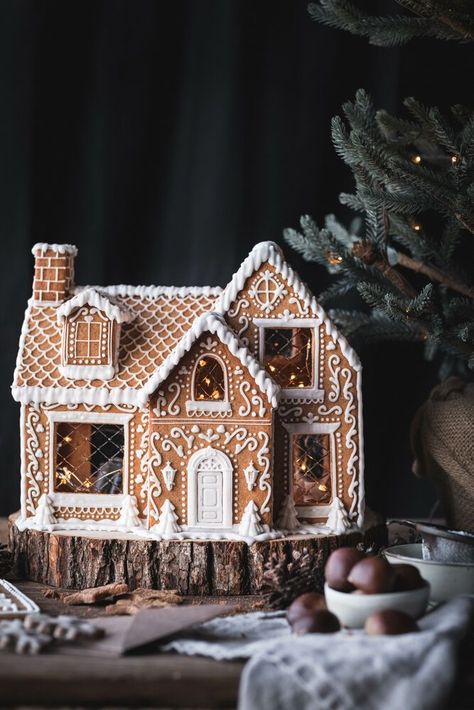 Gingerbread House Piping Designs, Gingerbread Sleigh Ideas, Cottagecore Gingerbread House, Beautiful Gingerbread Houses, Gingerbread House Decor Ideas, Cathedral Cookies, Red Gingerbread House, Simple Gingerbread House, Gingerbread Truck